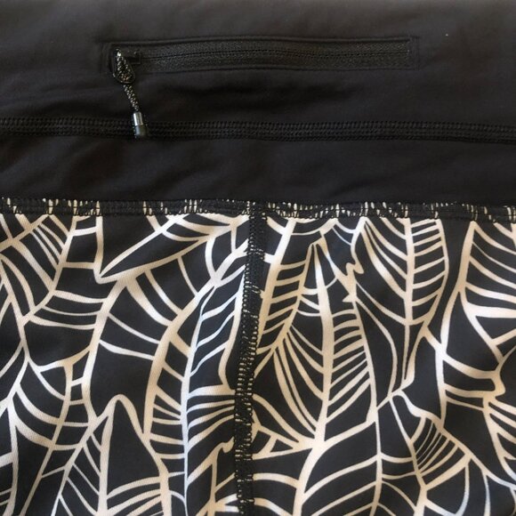 Lululemon Sz 8 Capri Workout Leggings Black & White Leaf Print Leg Pockets Back - Picture 7 of 7
